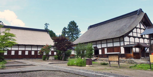 長勝寺の本堂（左）と庫裏（右）