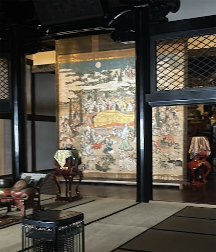 （２）ご本尊さまの前に掛けられた涅槃図