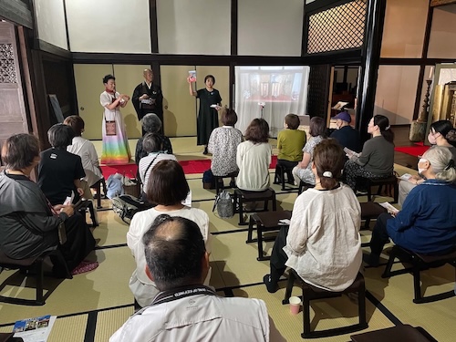 案内役の解説に熱心に耳を傾ける参加者たち＝長勝寺内